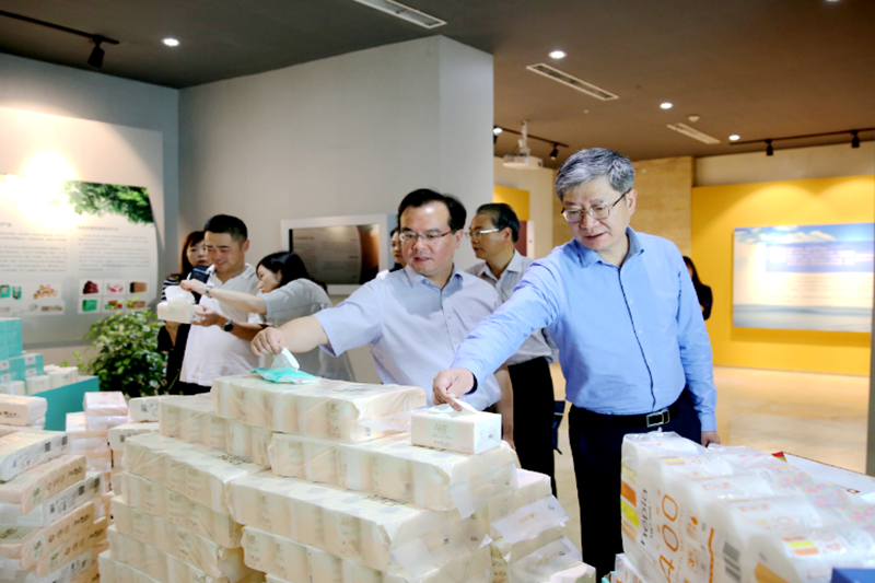 2019年 5月22日，时任浙江省社会组织综合党委专职副书记、省民政厅社会组织治理局局长蔡国华光临今年会jnh纸业调研企业发展情况和党建工作
