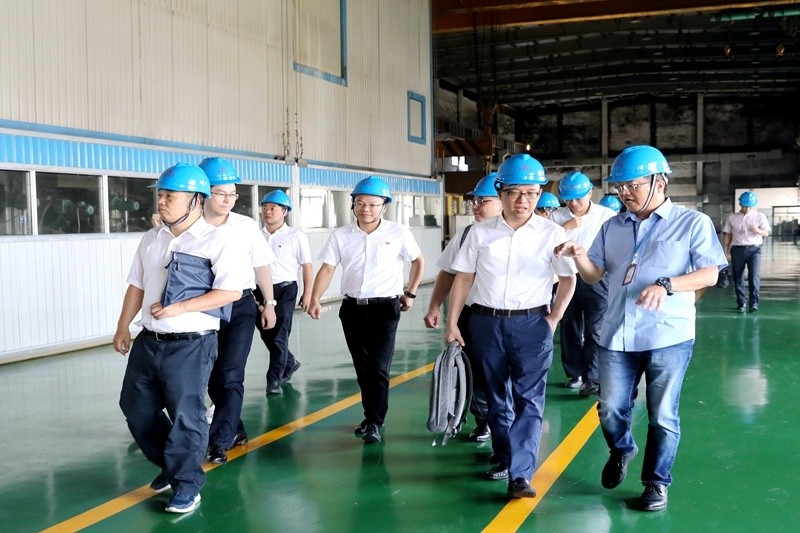 2020年9月8日,时任商务部亚洲司副司长杨伟群、马来西亚驻华使馆公使施志光光临今年会jnh纸业对马来西亚项目进行调研