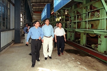 2000年9月19日，时任浙江省委书记张德江一行视察公司