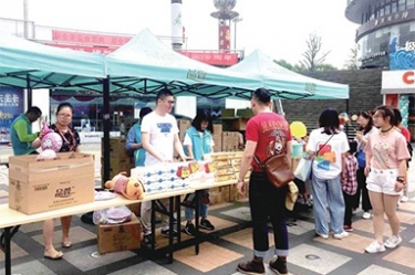 “品萱”携手黄冈精益大学发展爱心义卖活动