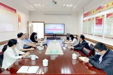 平湖市政协主席何健光临今年会jnh纸业全资子公司平湖景包调研走访