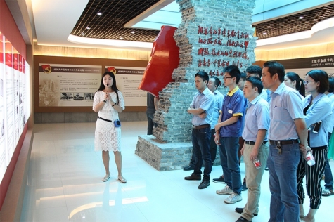组织参观抗日战争成功70周年图片展
